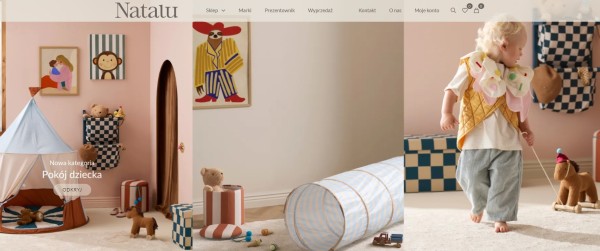 Sklep internetowy dla dzieci oferujący produkty tworzone z certyfikowanych, naturalnych materiałów. Kolory podkreślają klasyczny, tradycyjny styl w porównaniu z krzykliwymi zabawkami z plastiku. Źródło: Natalu