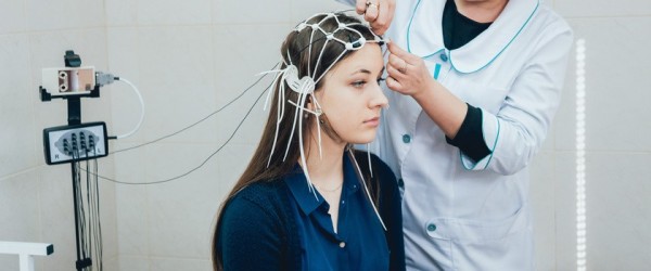 Badanie EEG typowe dla neuromarketingu. Źródło: Doz.pl
