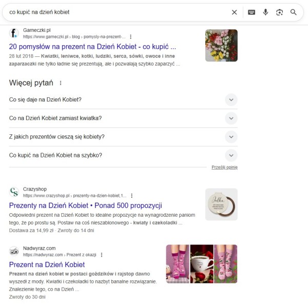 Wyniki wyszukiwania odpowiadające zapytaniu „co kupić na Dzień Kobiet”, które częściowo pokrywa się z frazą „prezenty na Dzień Kobiet”. Źródło: Google
