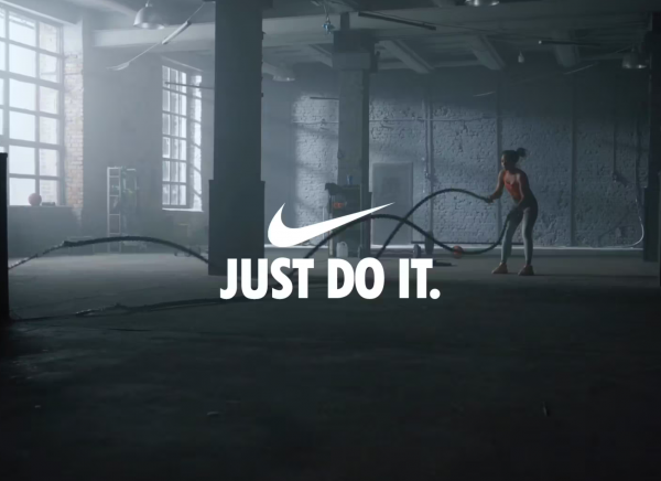 Reklama prezentująca dynamiczną sportową tożsamość marki Nike.